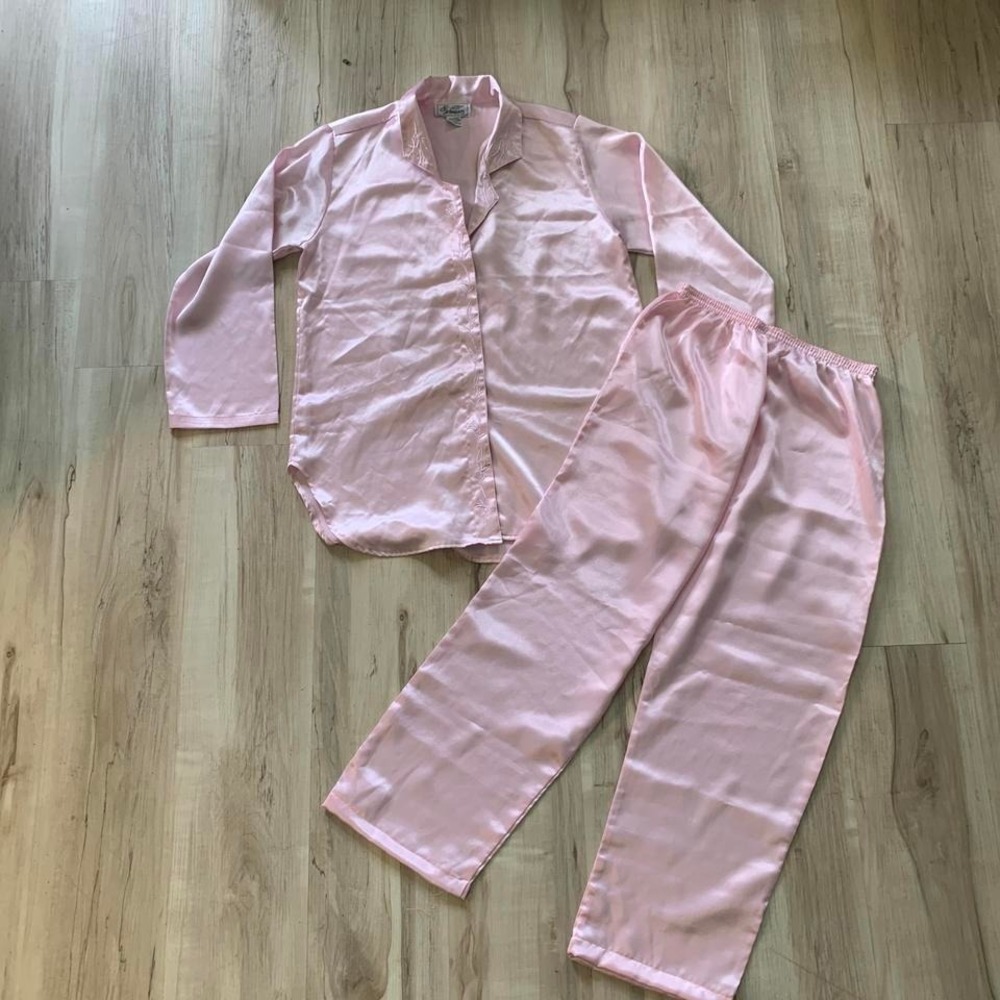 Vintage 1980s 2 piece pink satin‎ pajama set with capri pants